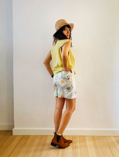 1970s floral print mini skirt with back pocket.